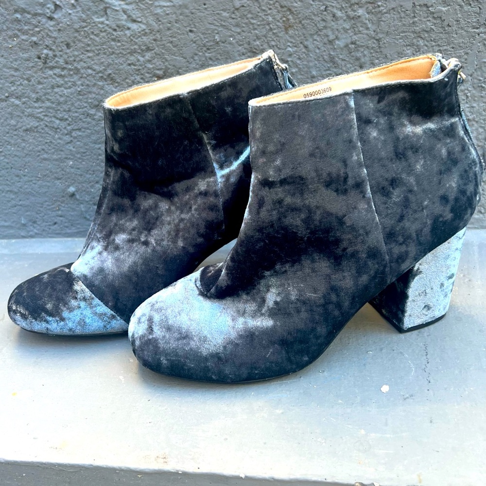 Blue velvet ankle booties | size 7